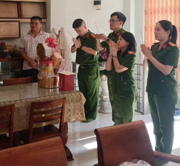 Phòng Cảnh sát kinh tế tổ chức thăm, tặng quà gia đình nguyên Lãnh đạo Công an tỉnh nhân kỷ niệm 80 năm Ngày truyền thống Công an nhân dân Việt Nam