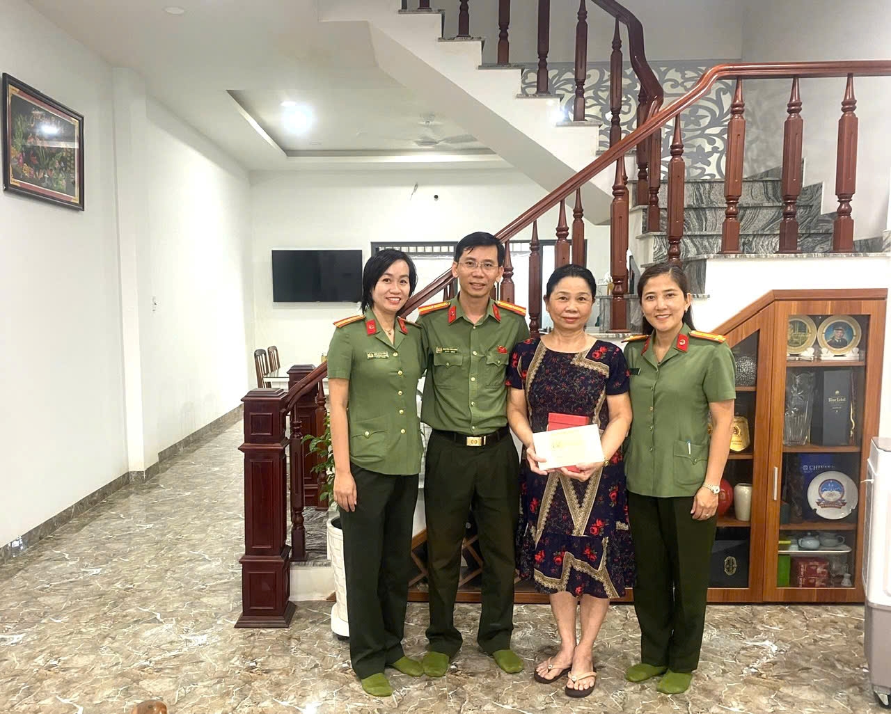 Thanh tra Công an tỉnh tổ chức hoạt động thăm hỏi và tặng quà các đồng chí nguyên là lãnh đạo Thanh tra Công an tỉnh qua các thời kỳ