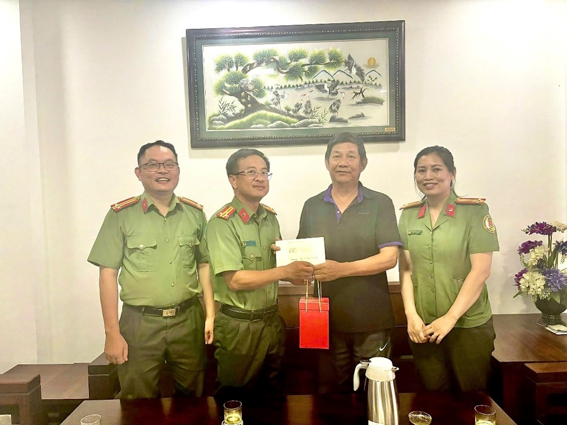 Phòng quản lý xuất nhập cảnh thăm, tặng quà nguyên lãnh đạo nhân dịp kỷ niệm 80 năm Ngày truyền thống Công an nhân dân