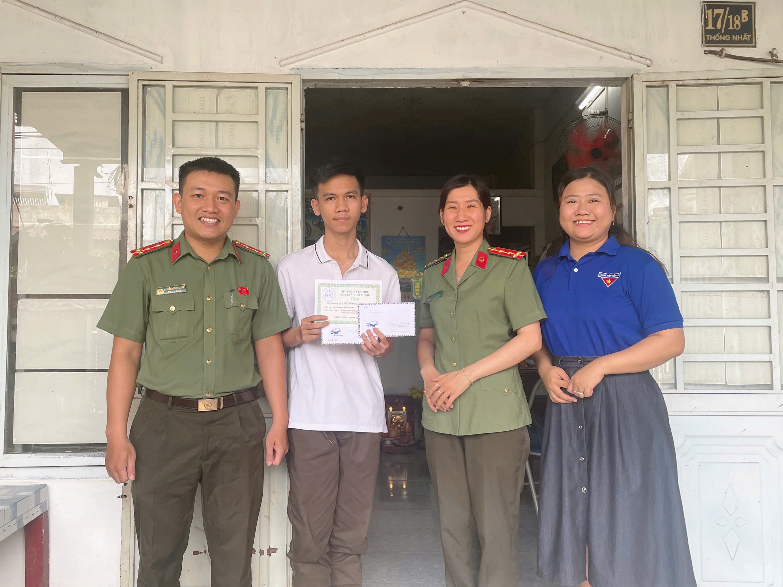 Chi đoàn Phòng An ninh đối ngoại thăm, tặng quà Cháu đỡ đầu nhân dịp bước vào năm học mới 2025 - 2026