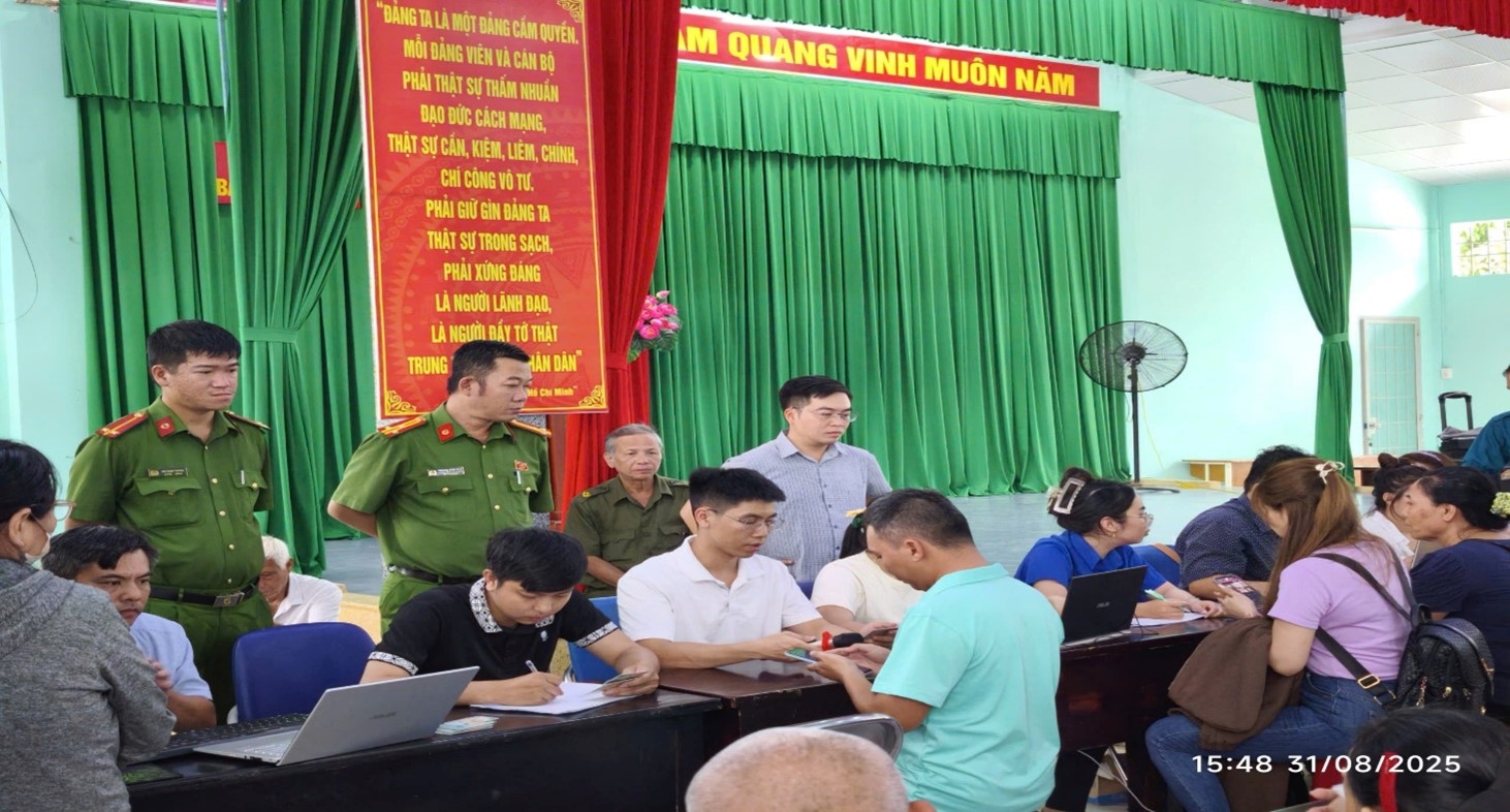 Công an phường Bắc Nha Trang kịp thời tham mưu, hỗ trợ chính quyền trao quà của chính phủ đến tận tay người dân trên địa bàn phường