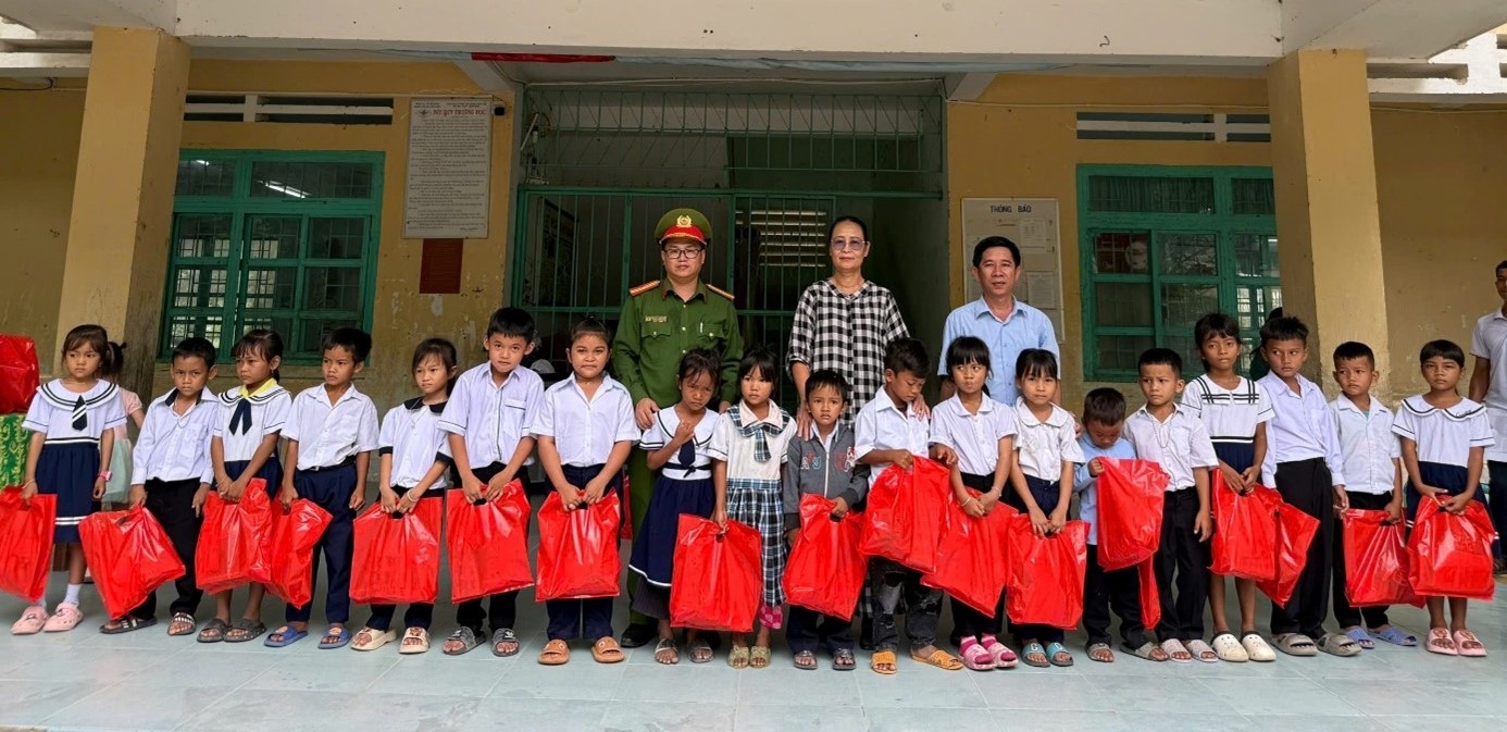 Công an xã Công Hải phối hợp với mạnh thường quân tặng quà cho các em sinh có hoàn cảnh khăn trên địa bàn