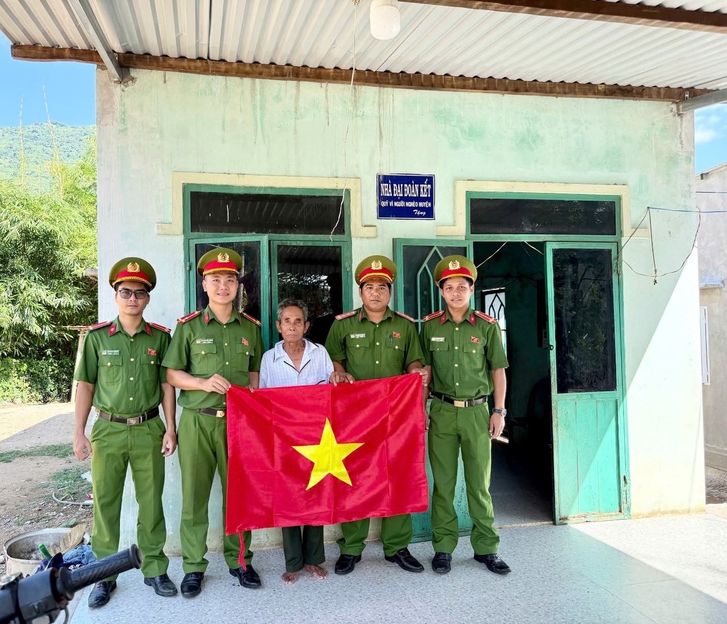 Công an xã Công Hải tổ chức tặng cờ Tổ quốc cho các cơ sở tôn giáo và Nhân dân trên địa bàn