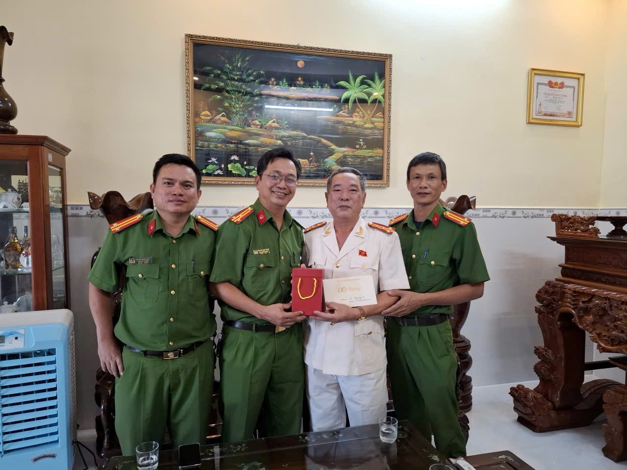 Phòng Cảnh sát cơ động Công an tỉnh Khánh Hòa thăm, tặng quà các đồng chí nguyên lãnh đạo nhân kỷ niệm 80 năm Ngày truyền thống CAND Việt Nam.