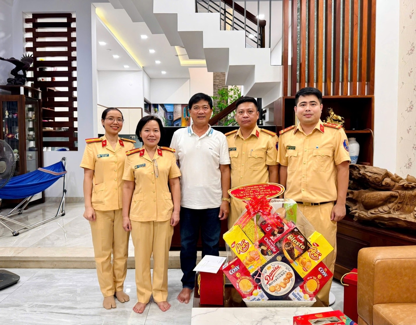 Lãnh đạo Phòng Cảnh sát giao thông Khánh Hoà thăm, tặng quà các đồng chí nguyên lãnh đạo Phòng nhân dịp kỷ niệm 80 năm  Ngày truyền thống CAND Việt Nam