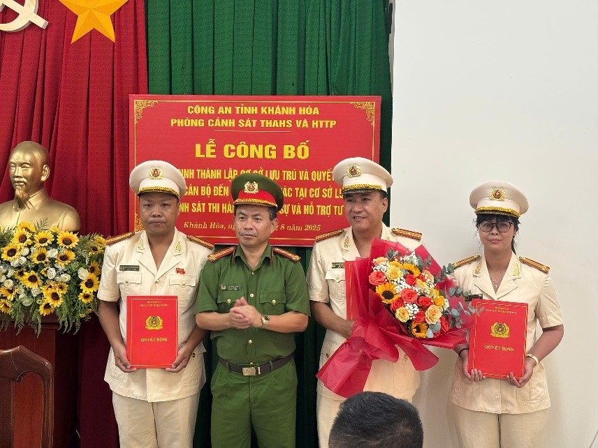 Phòng Cảnh sát thi hành án hình sự và hỗ trợ tư pháp tổ chức lễ công bố các quyết định thành lập cơ sở lưu trú và điều động cán bộ