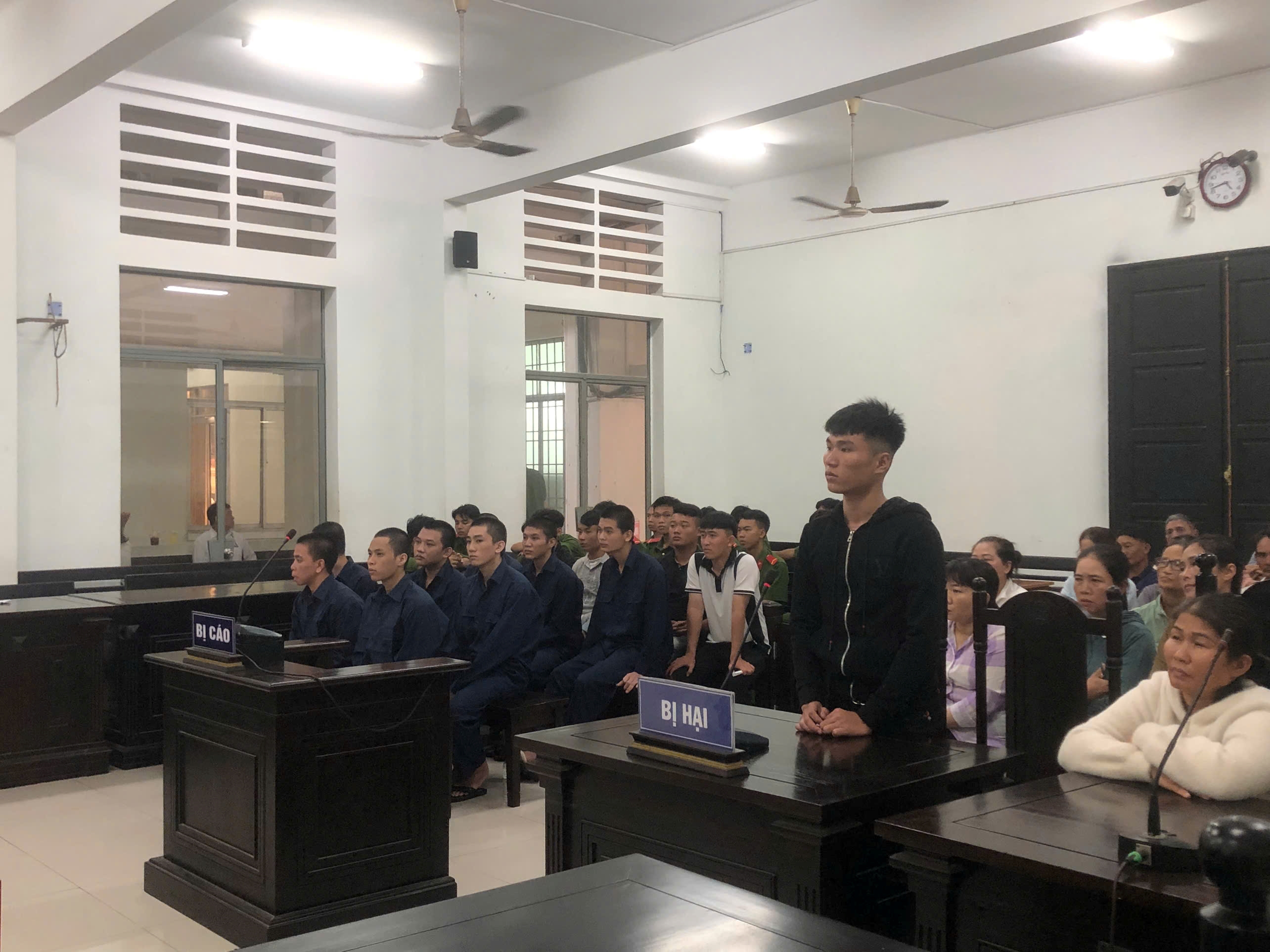 15 thanh niên bị bắt vì tội giết người và gây rối trật tự công cộng