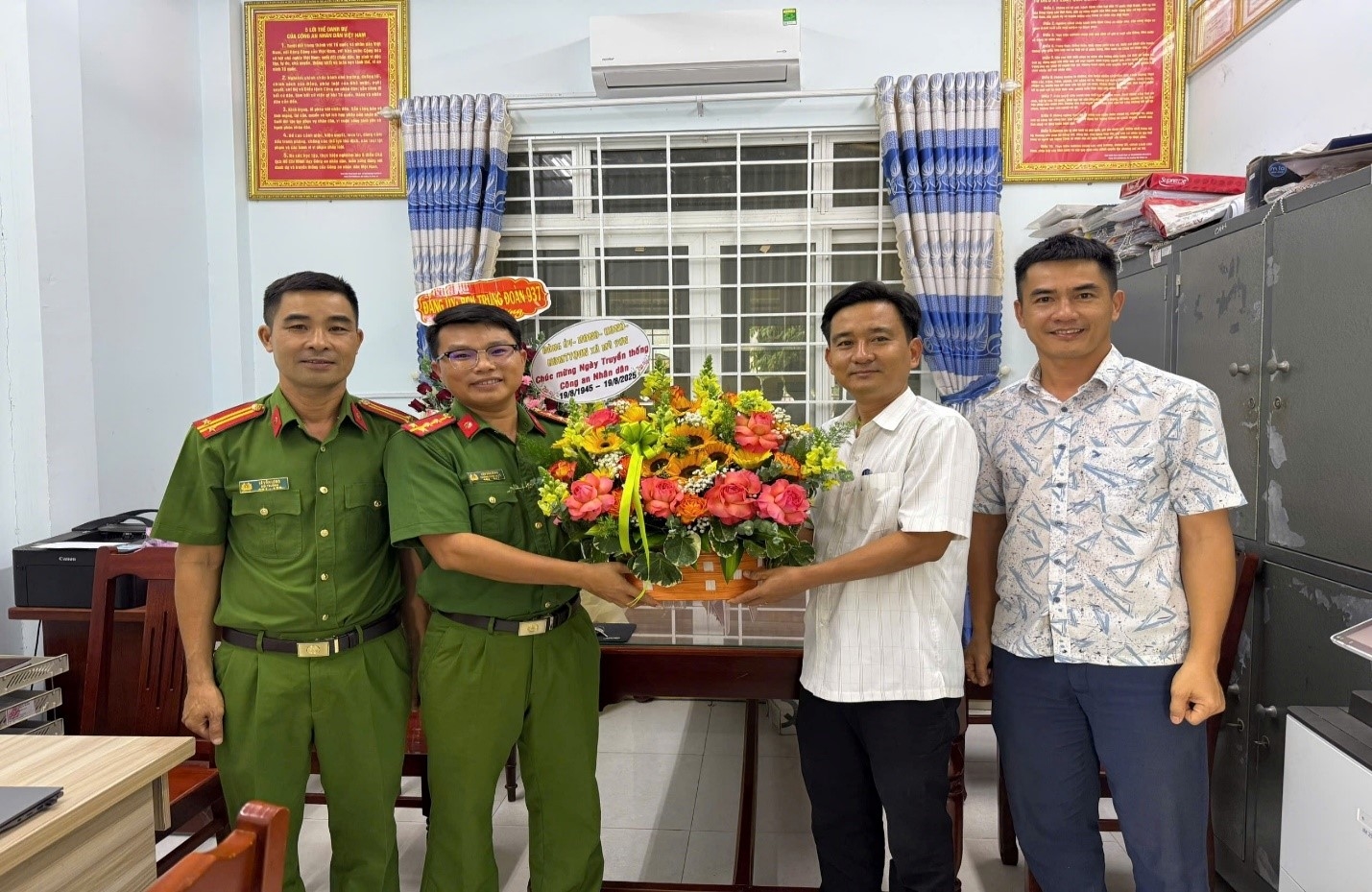 Lãnh đạo ủy ban nhân dân xã Mỹ Sơn thăm, tặng quà chúc mừng công an xã nhân dịp kỷ niệm 80 năm ngày truyền thống công an nhân dân (19/8/1945 – 19/8/2025)
