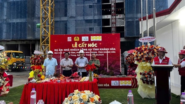 Dự án xây dựng Nhà khách - Công an tỉnh Khánh Hòa: Cất nóc khối nhà 18 tầng