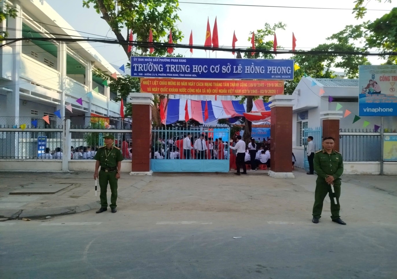 Công an phường Phan Rang triển khai thực hiện tháng cao điểm an toàn giao thông cho học sinh đến trường