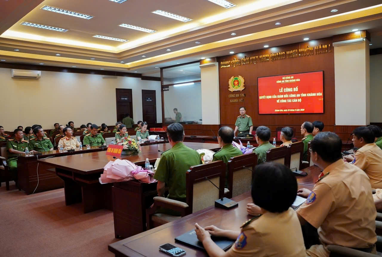 Công bố Quyết định nghỉ công tác hưởng chế độ hưu trí đối với 4 lãnh đạo cấp phòng và 1 lãnh đạo cấp xã