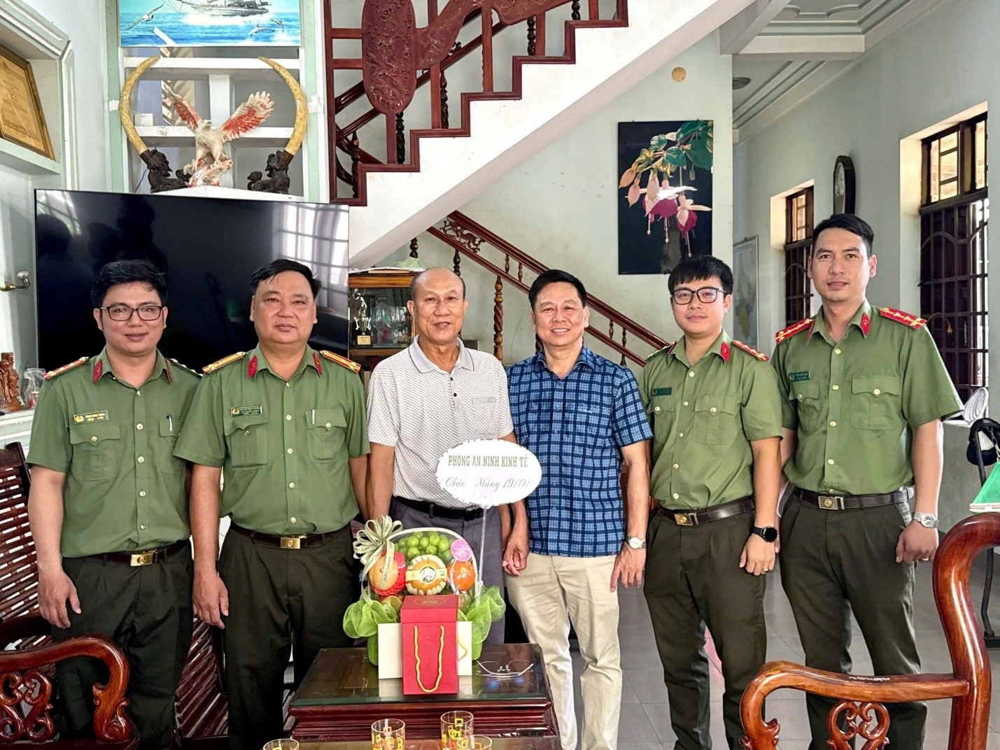 Phòng An ninh kinh tế thăm, tặng quà các đồng chí nguyên lãnh đạo đơn vị nhân kỷ niệm 80 năm Ngày truyền thống CAND