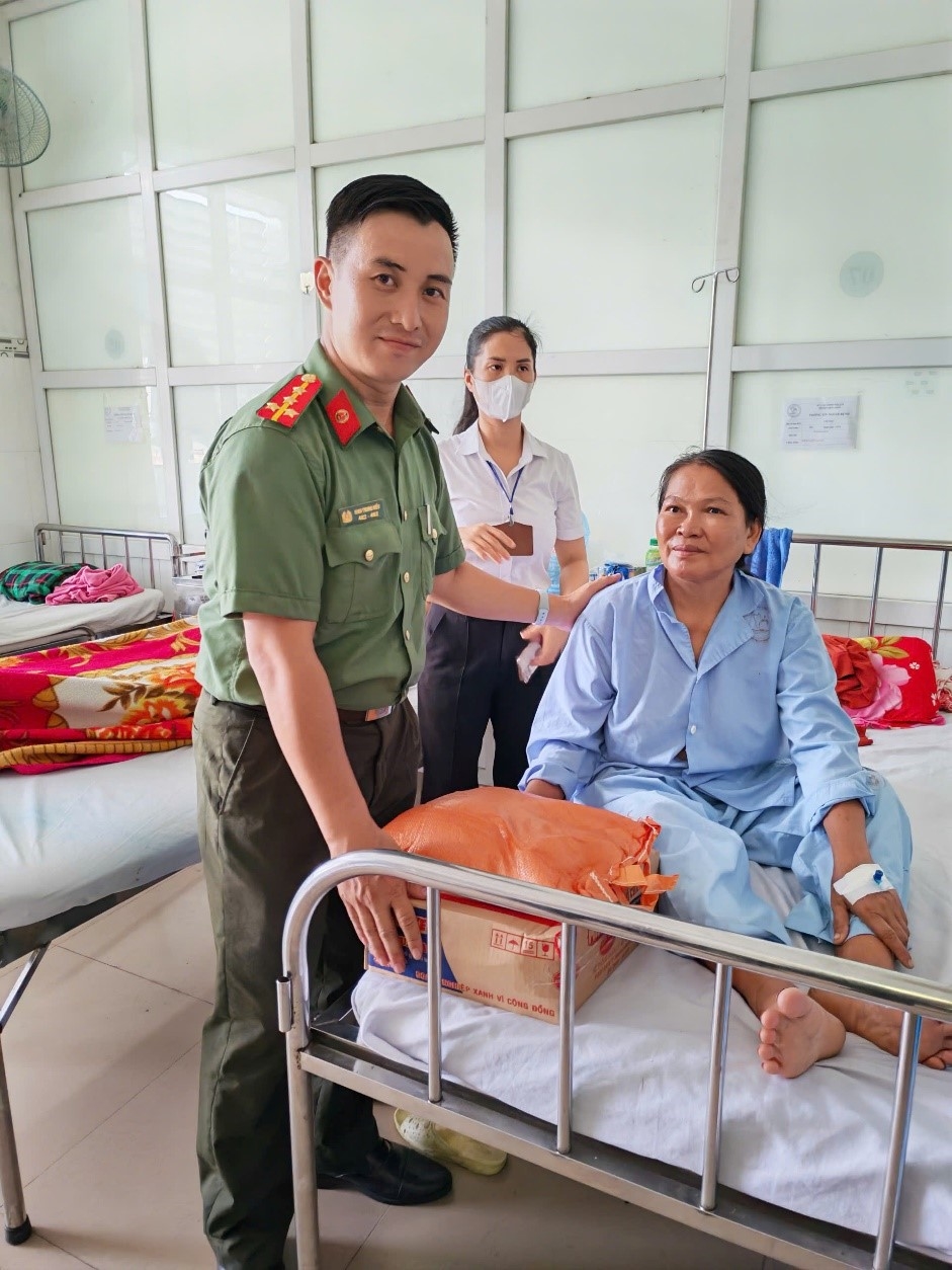 Phòng An ninh điều tra triển khai hoạt động tặng quà cho bệnh nhân có hoàn cảnh khó khăn tại Khoa Huyết học, bệnh viện đa khoa Ninh Thuận.