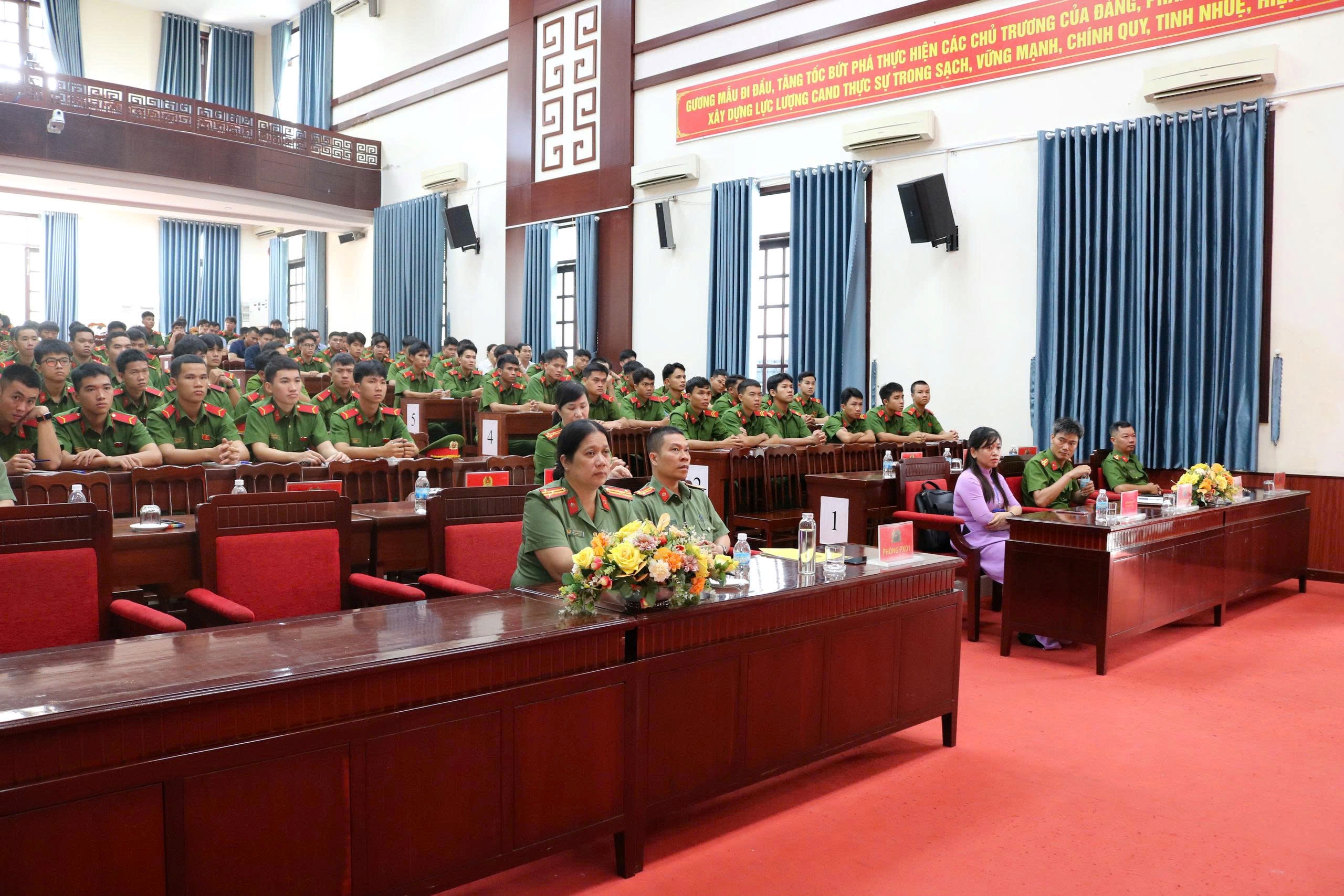 Ban Thường vụ Đảng ủy Công an tỉnh tổ chức Lễ khai giảng lớp bồi dưỡng nhận thức về Đảng năm 2025