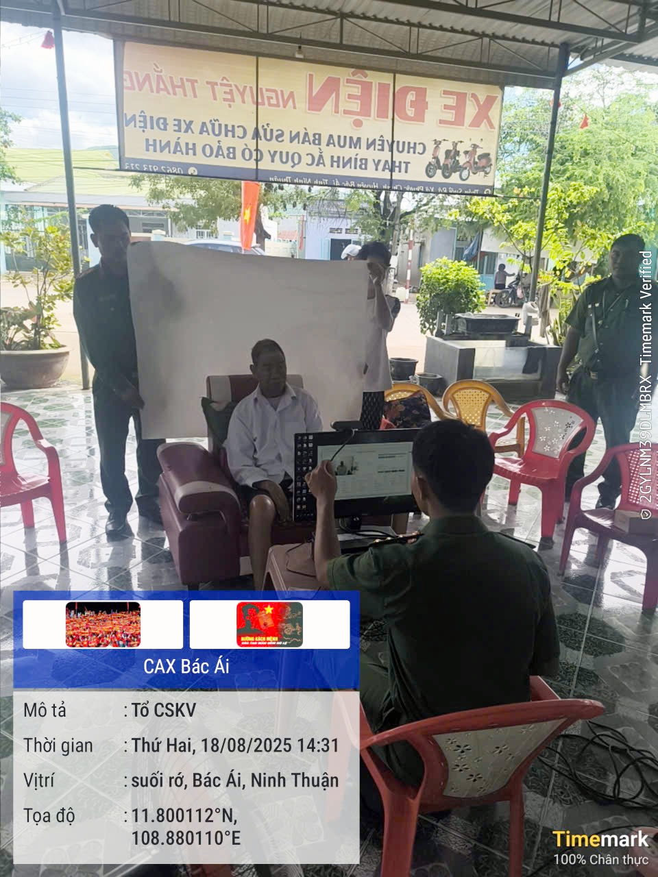 Công an xã Bác Ái chủ động đến tận nhà đảng viên cao tuổi hỗ trợ cấp đổi thẻ đảng viên