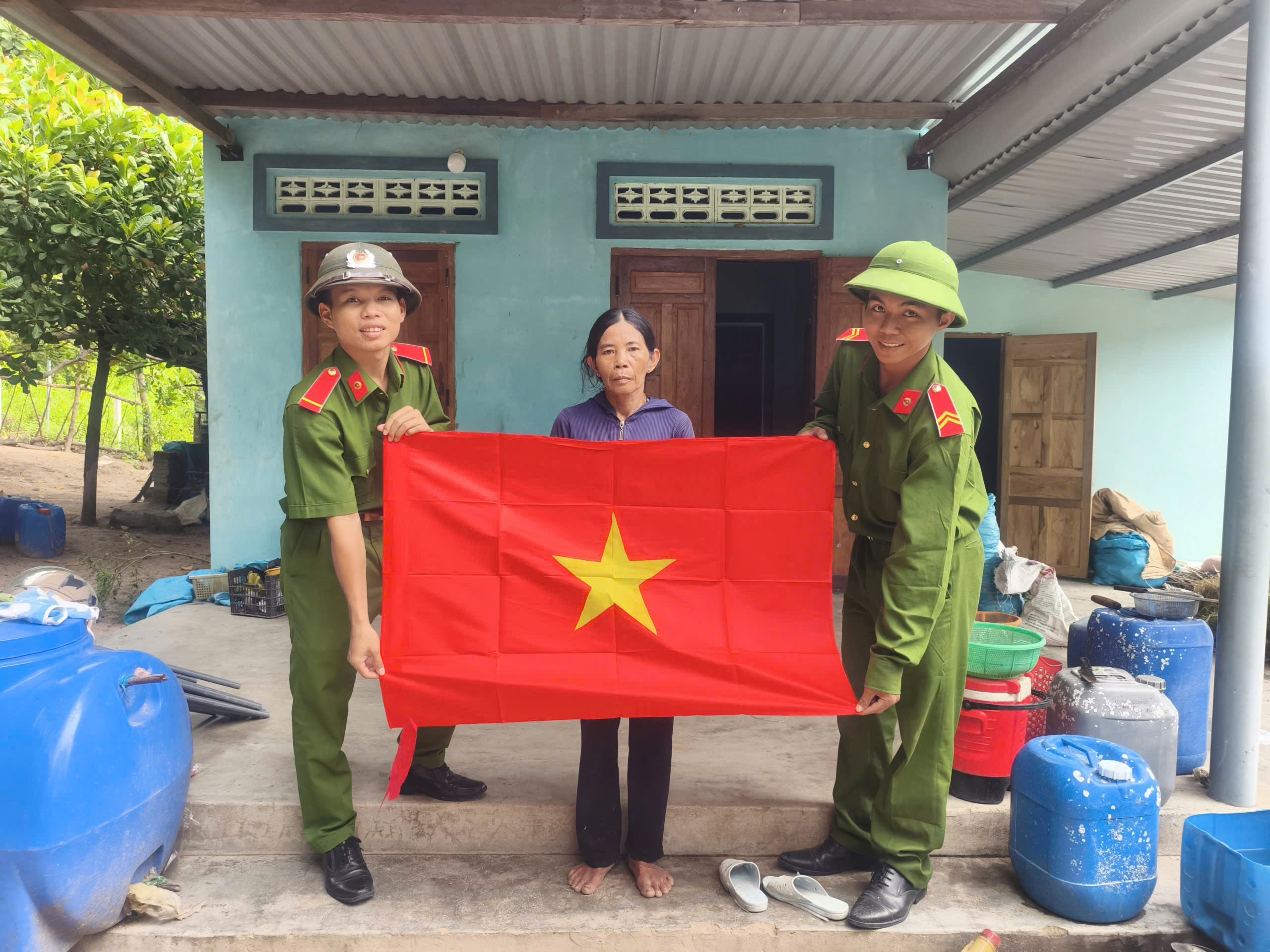 Đoàn cơ sở Trại tạm giam số 2 tặng Cờ Tổ quốc cho Nhân dân trên địa bàn