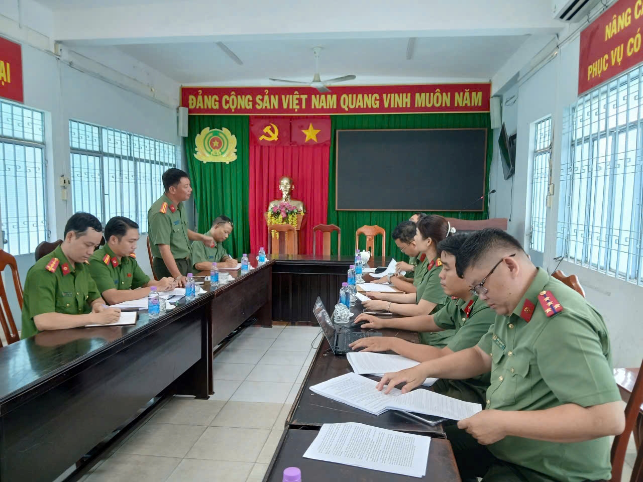 Đoàn thanh tra tiến hành thanh tra trực tiếp tại Công an xã Diên Khánh