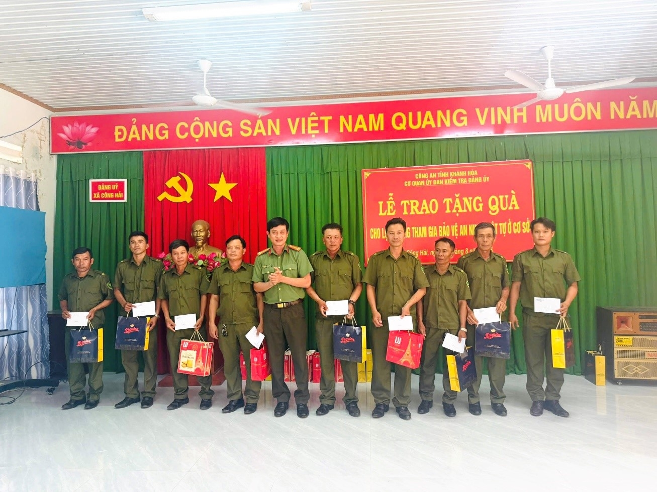 Cơ quan Ủy ban Kiểm tra Đảng ủy Công an tỉnh tổ chức tặng quà cho lực lượng bảo vệ an ninh trật tự ở cơ sở tại địa bàn xã Công Hải