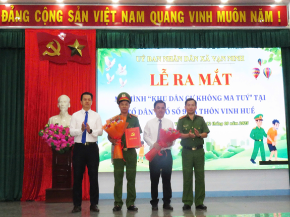 Công an xã Vạn Ninh tham mưu Ủy ban nhân dân xã Vạn Ninh tổ chức Lễ ra mắt mô hình “Khu dân cư không ma túy”
