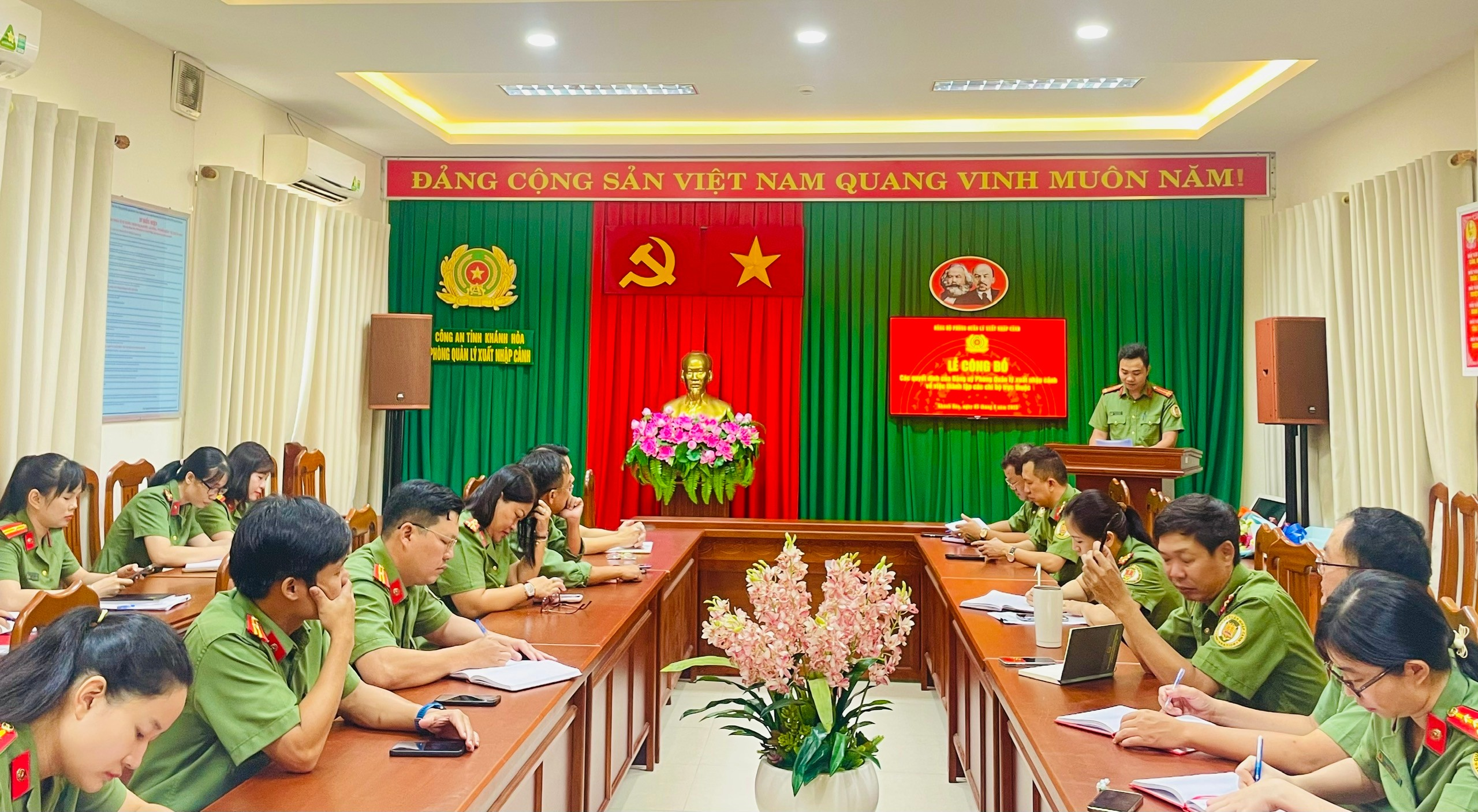 Lễ công bố Quyết định thành lập các Chi bộ trực thuộc Đảng ủy Phòng Quản lý xuất nhập cảnh