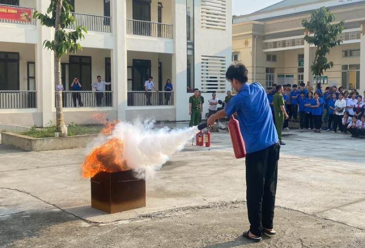 Đẩy mạnh phong trào toàn dân bảo vệ an ninh tổ quốc trong cơ quan, doanh nghiệp, nhà trường đáp ứng nhiệm vụ đảm bảo an ninh trật tự trong tình hình mới