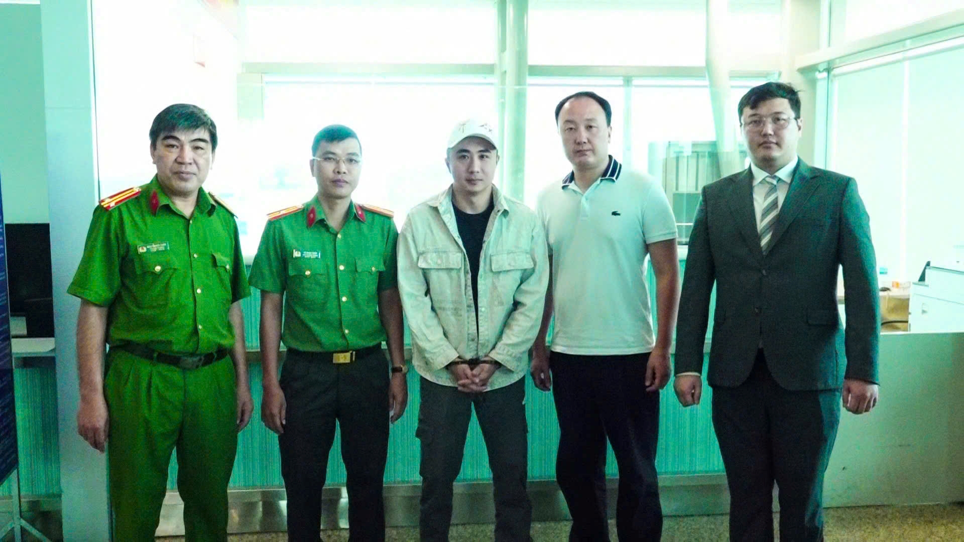 Bàn giao 02 đối tượng truy nã đỏ cho cơ quan chức năng Hàn Quốc và Kazakhstan