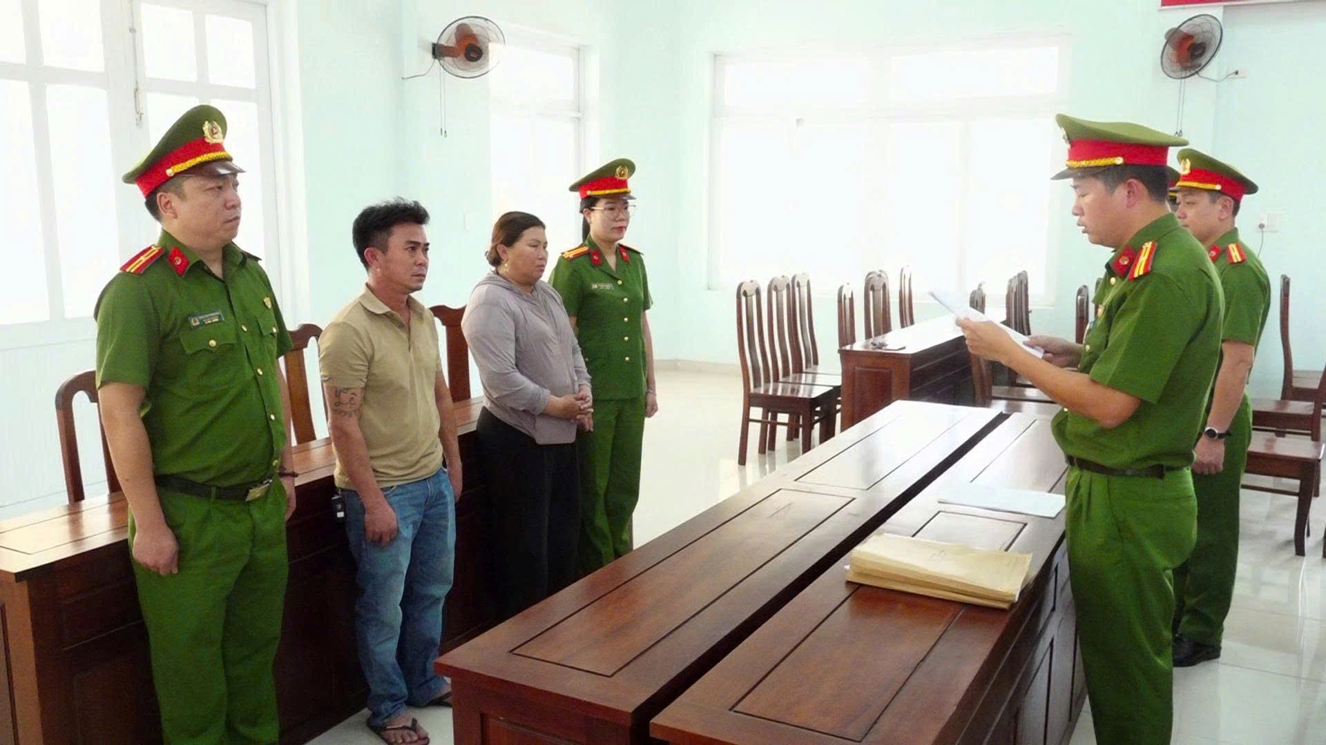 Khởi tố 2 đối tượng về tội gây ô nhiễm môi trường