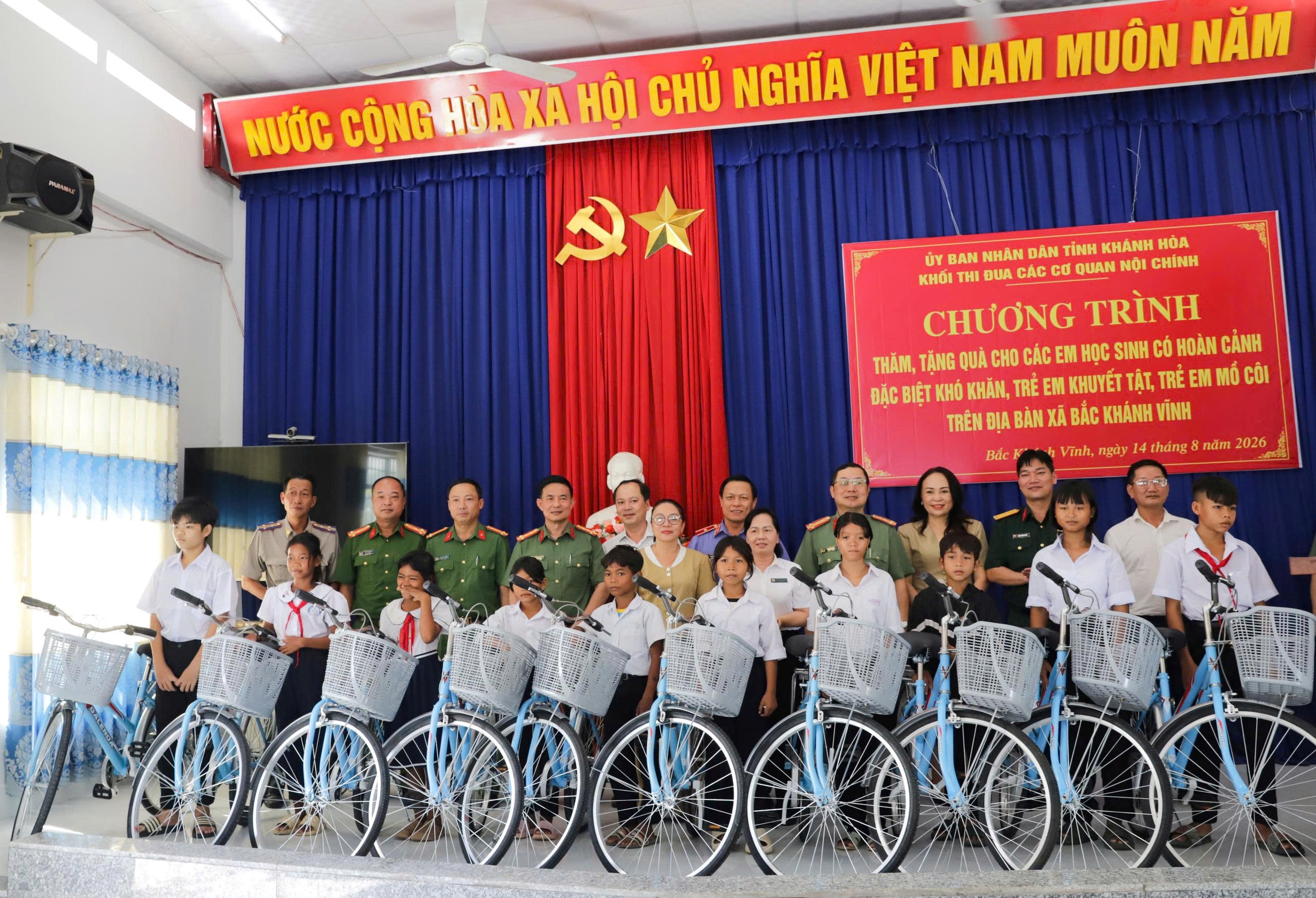 Khối thi đua các cơ quan nội chính trao tặng quà cho học sinh có hoàn cảnh khó khăn tại xã Bắc Khánh Vĩnh