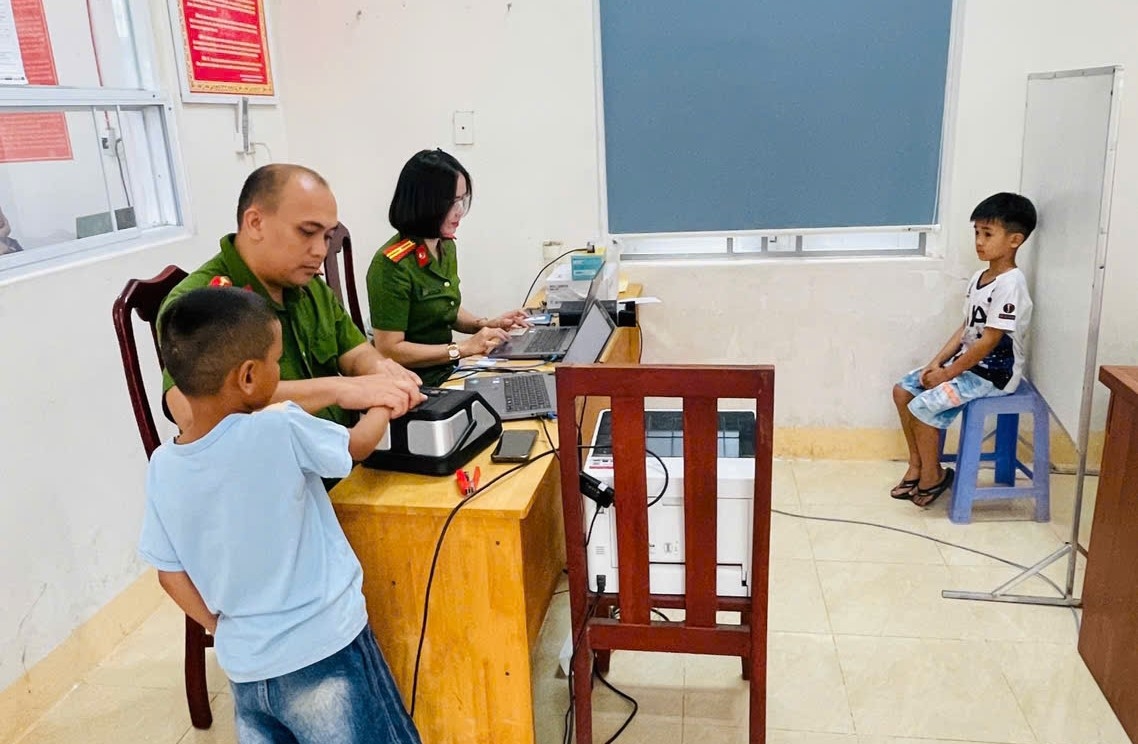 Công an phường Hòa Thắng: Xuyên lễ 2/9 thu nhận hồ sơ cấp Căn cước và định danh điện tử cho người dân