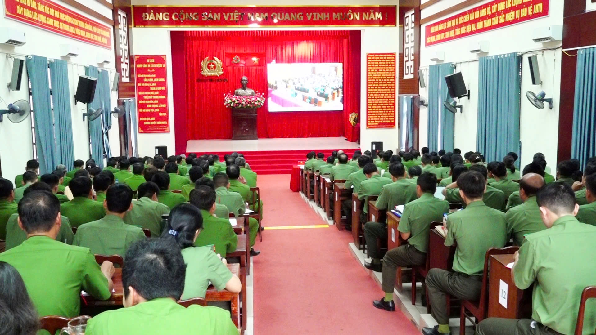 Hội nghị toàn quốc nghiên cứu, học tập, quán triệt và triển khai thực hiện một số Nghị quyết, Chỉ thị của Bộ Chính trị