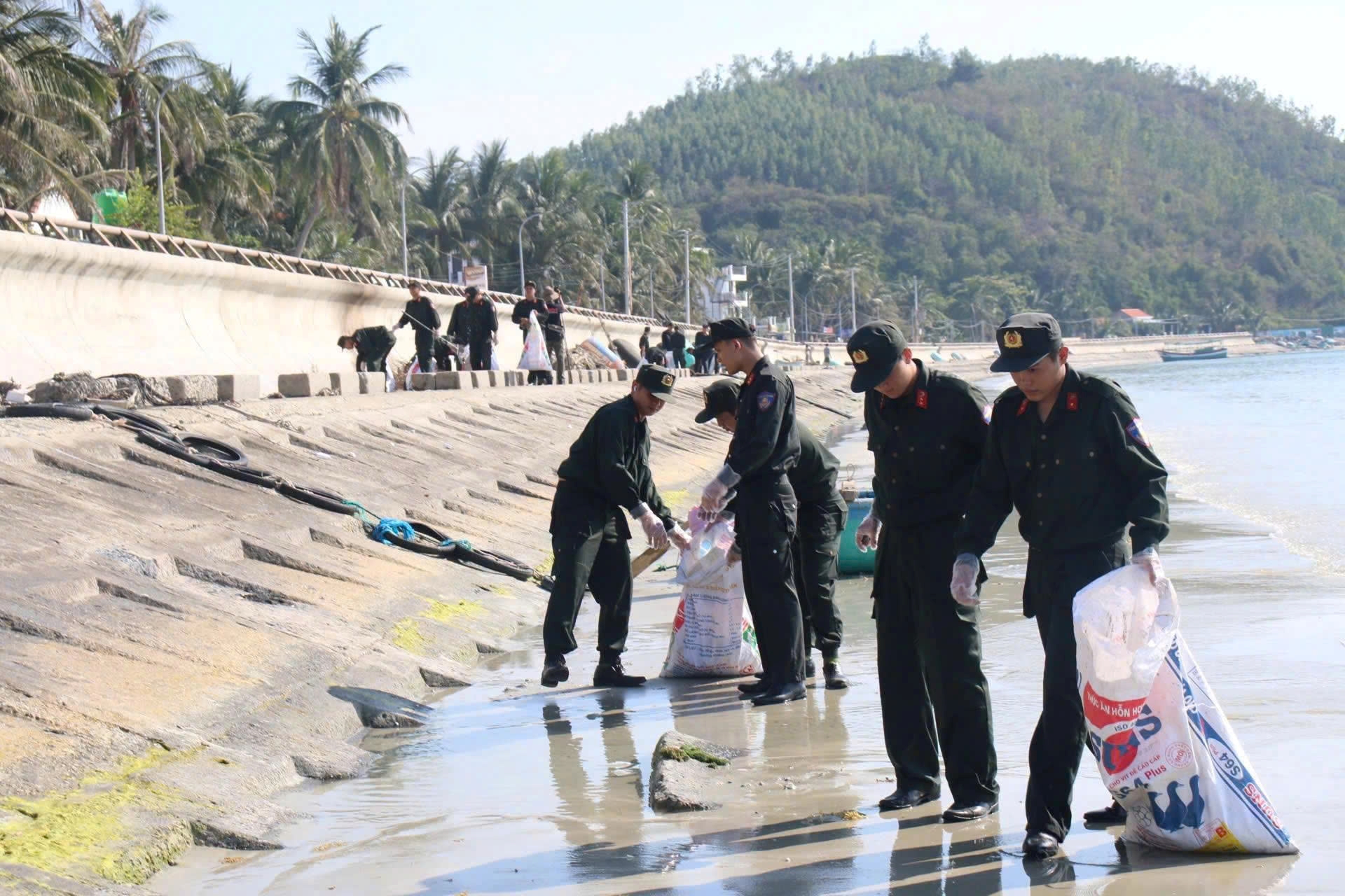 Công an tỉnh Khánh Hòa hưởng ứng phong trào thi đua “Toàn dân chung tay bảo vệ môi trường, vì một Việt Nam xanh - sạch - đẹp”
