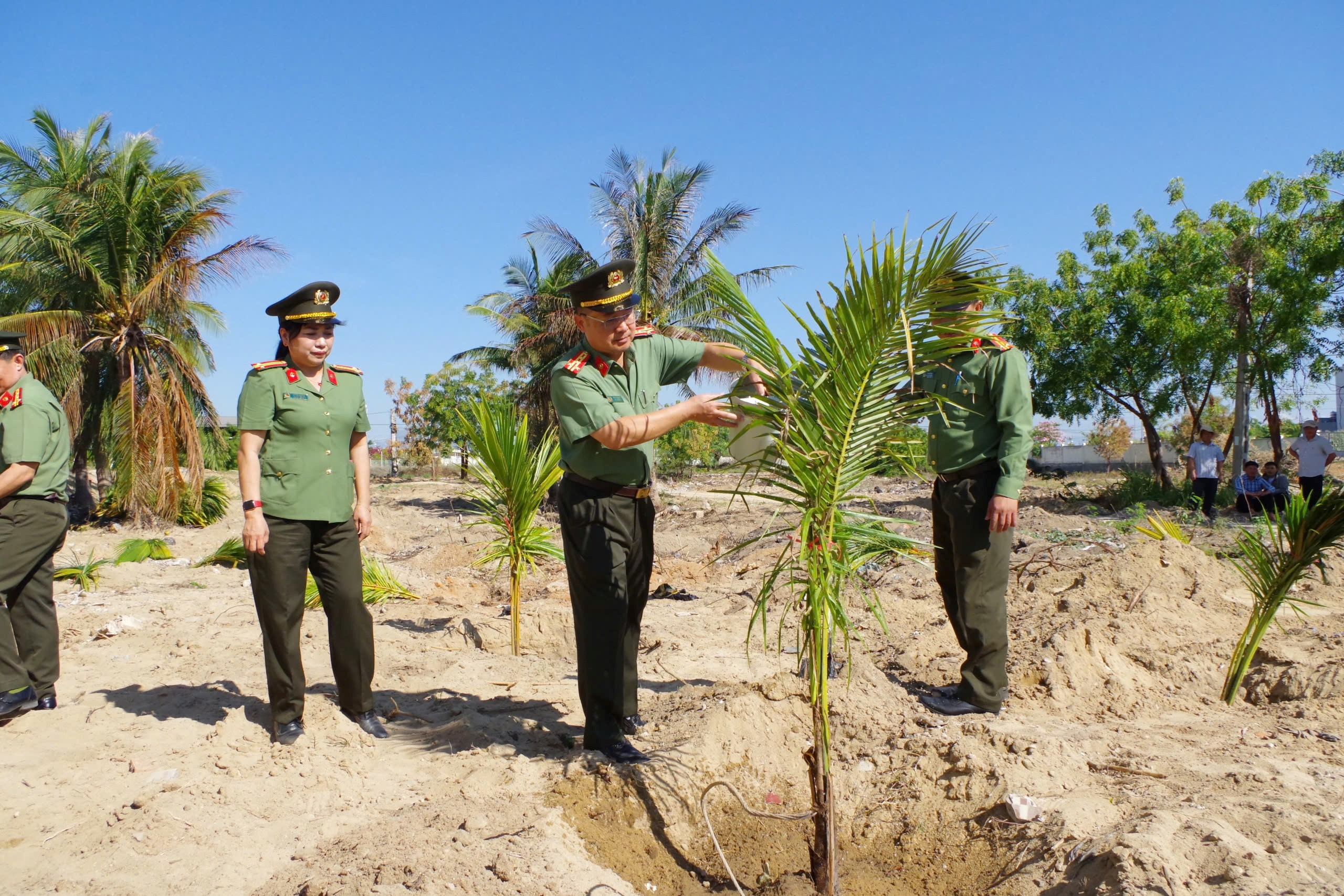 Công an Khánh Hòa đồng loạt ra quân hưởng ứng tháng hành động vì môi trường