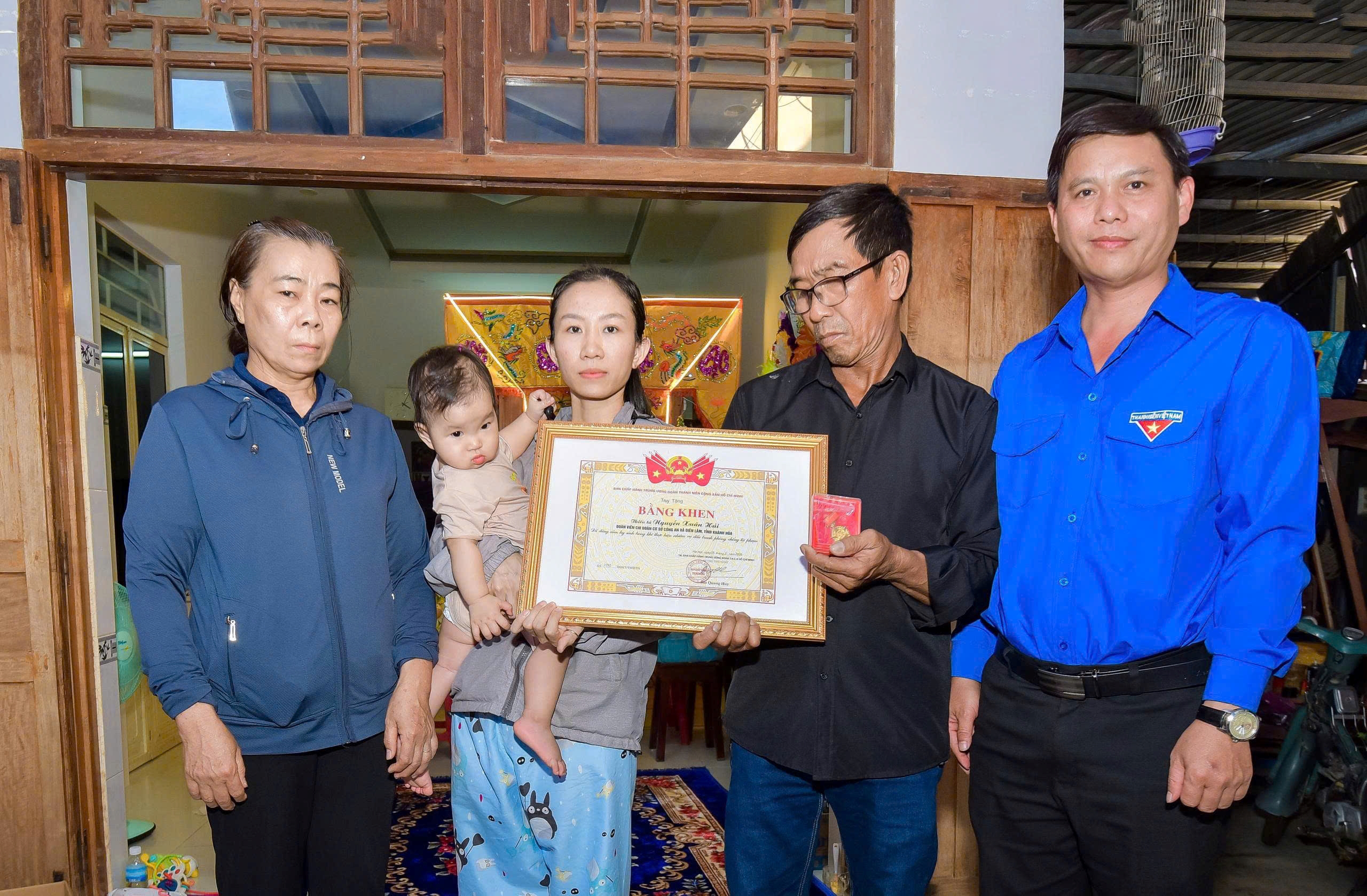 Truy tặng Huy hiệu “Tuổi trẻ dũng cảm” cho Thiếu tá Nguyễn Xuân Hải