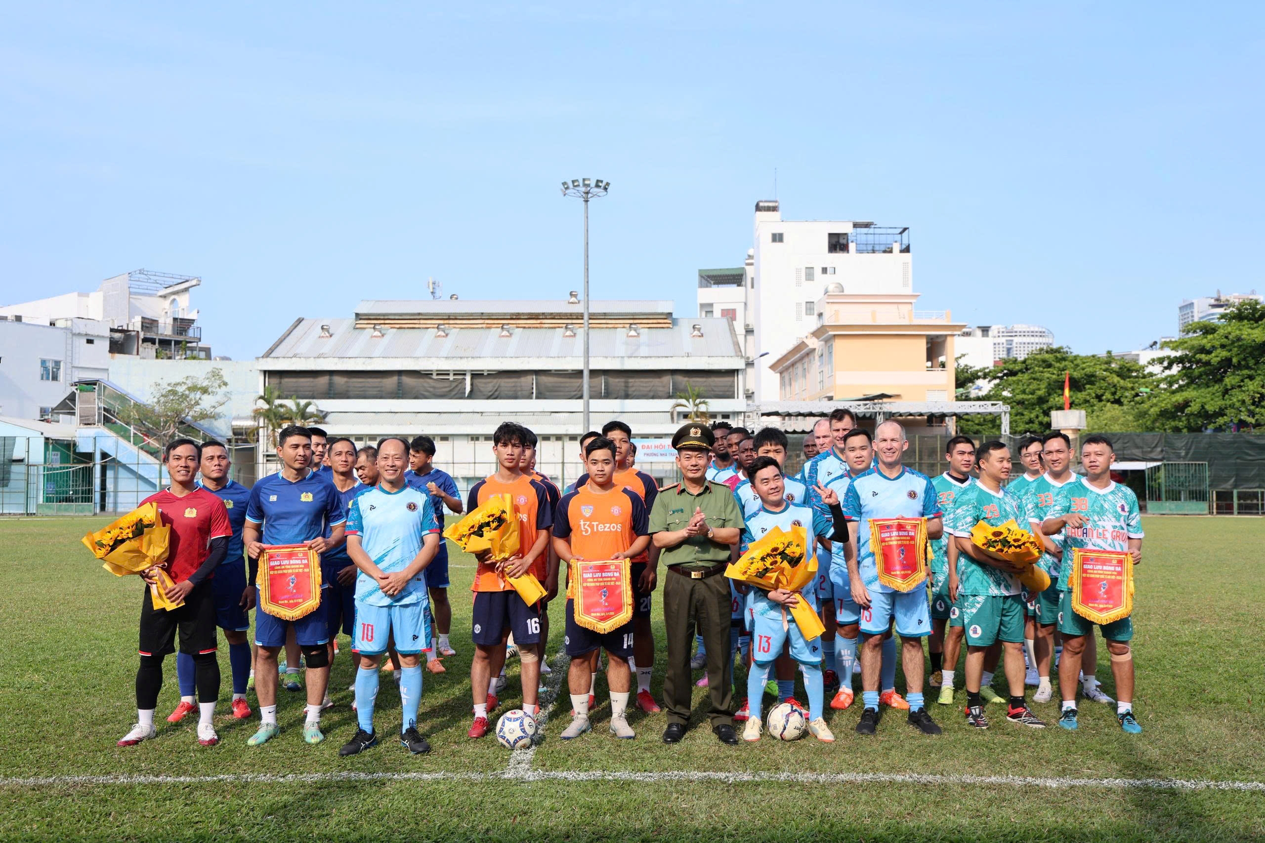 Giao lưu bóng đá giữa Công an tỉnh Khánh Hoà và Hiệp hội hành pháp quốc tế gốc Việt IVLEA