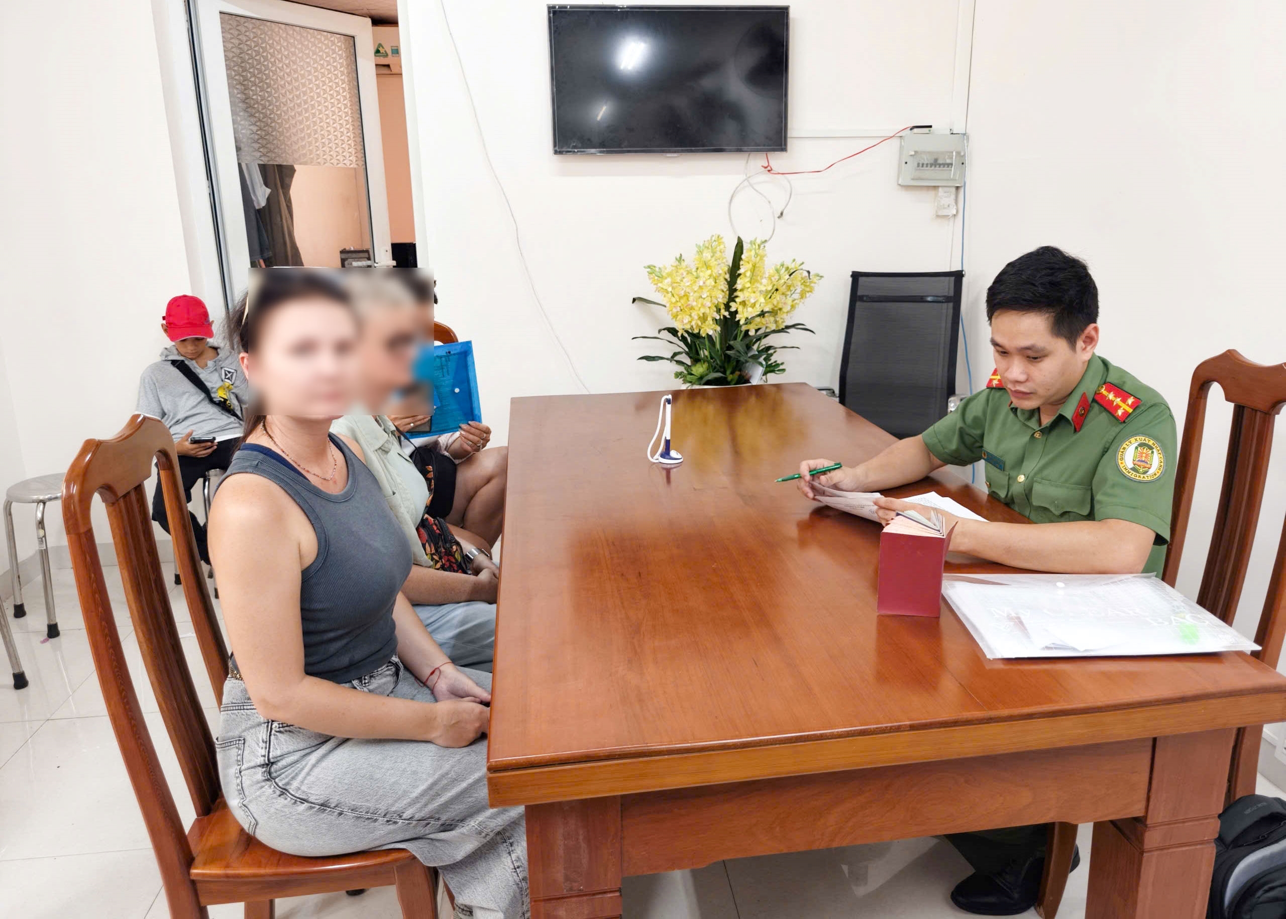 Trục xuất 8 người nước ngoài vi phạm quy định về xuất nhập cảnh tại Khánh Hòa