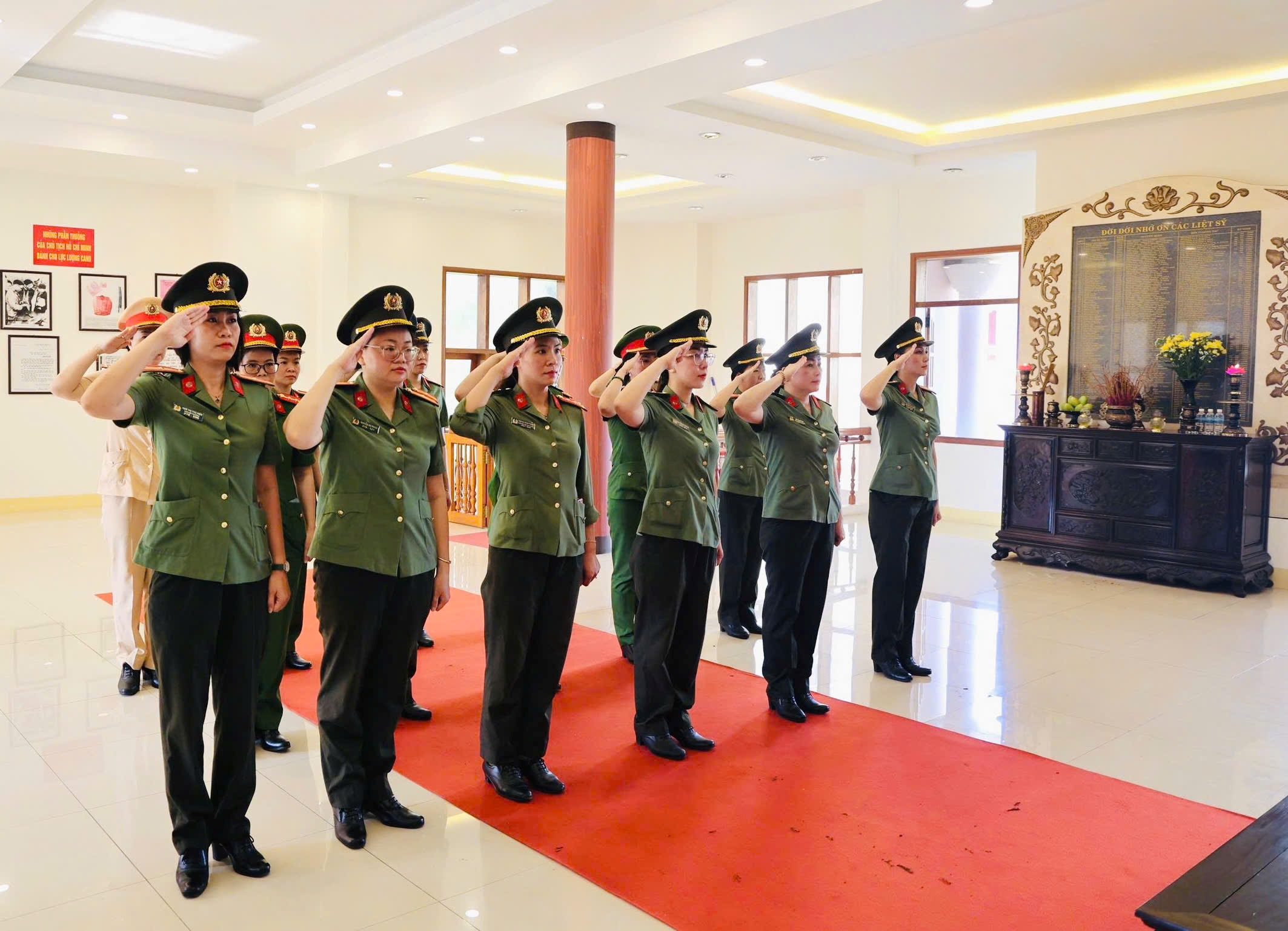 Hội Phụ nữ Công an tỉnh Khánh Hòa dâng hương tưởng nhớ Chủ tịch Hồ Chí Minh nhân kỷ niệm 136 năm Ngày sinh của Bác