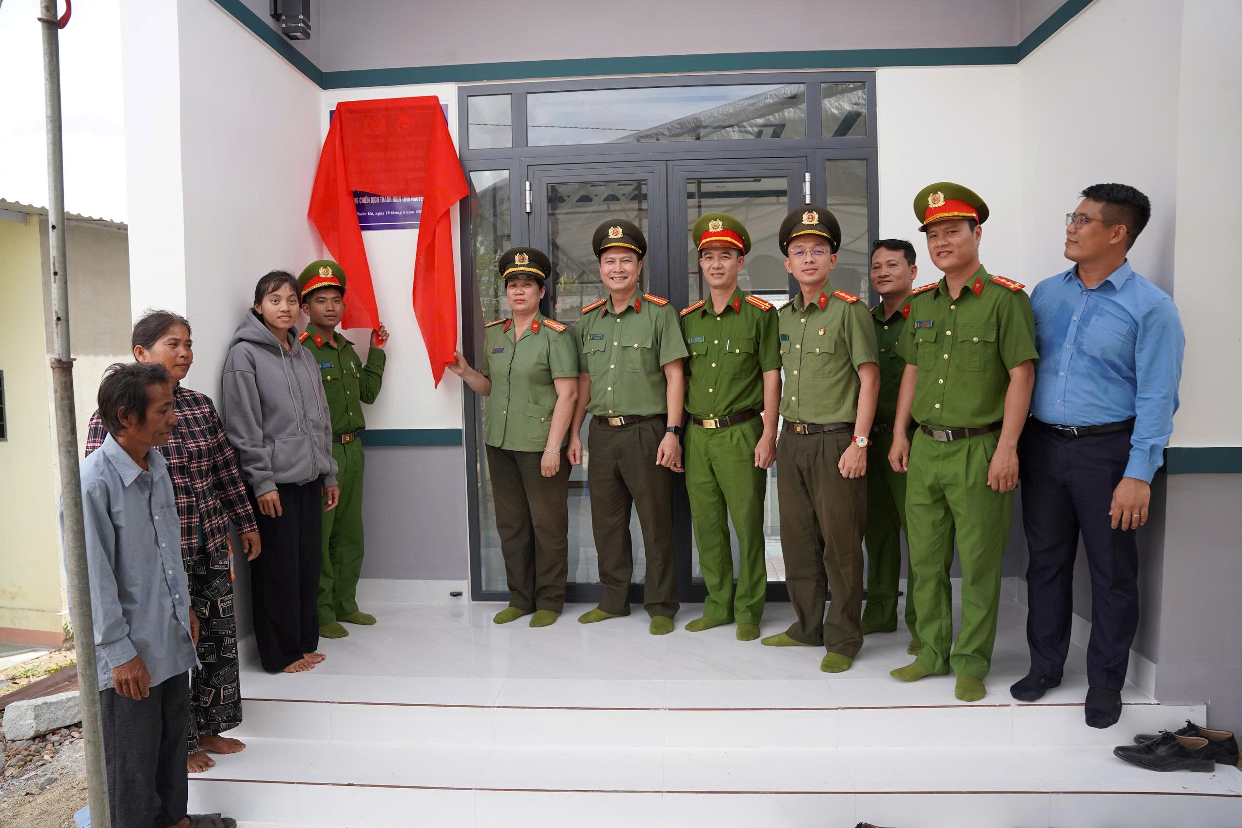 Khánh thành và bàn giao công trình thanh niên “Ngôi nhà 19/8” cho đoàn viên Công an xã có hoàn cảnh khó khăn