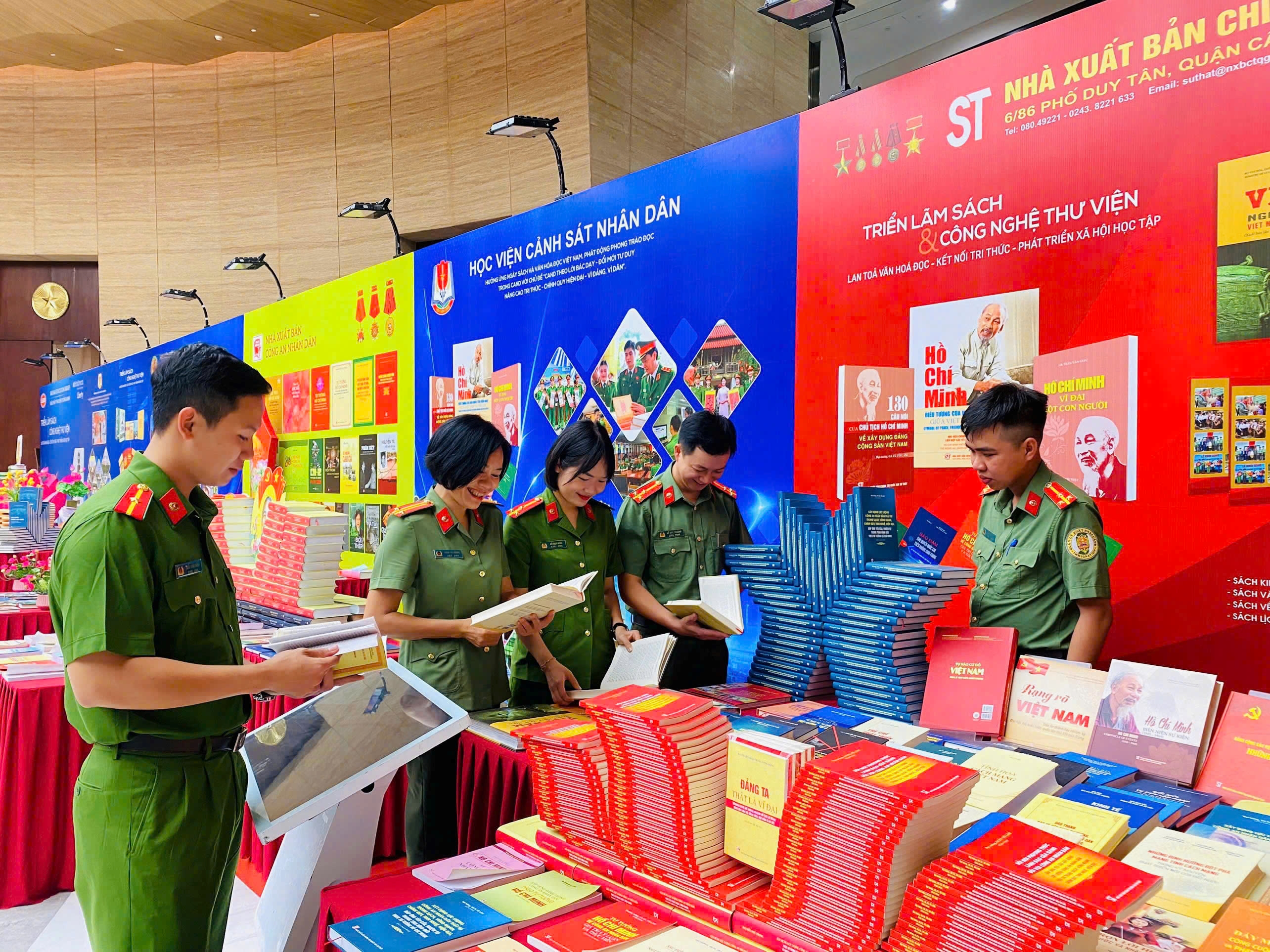 Công an tỉnh Khánh Hòa tham dự Lễ bế mạc triển lãm Ngày sách và Văn hóa đọc trong CAND