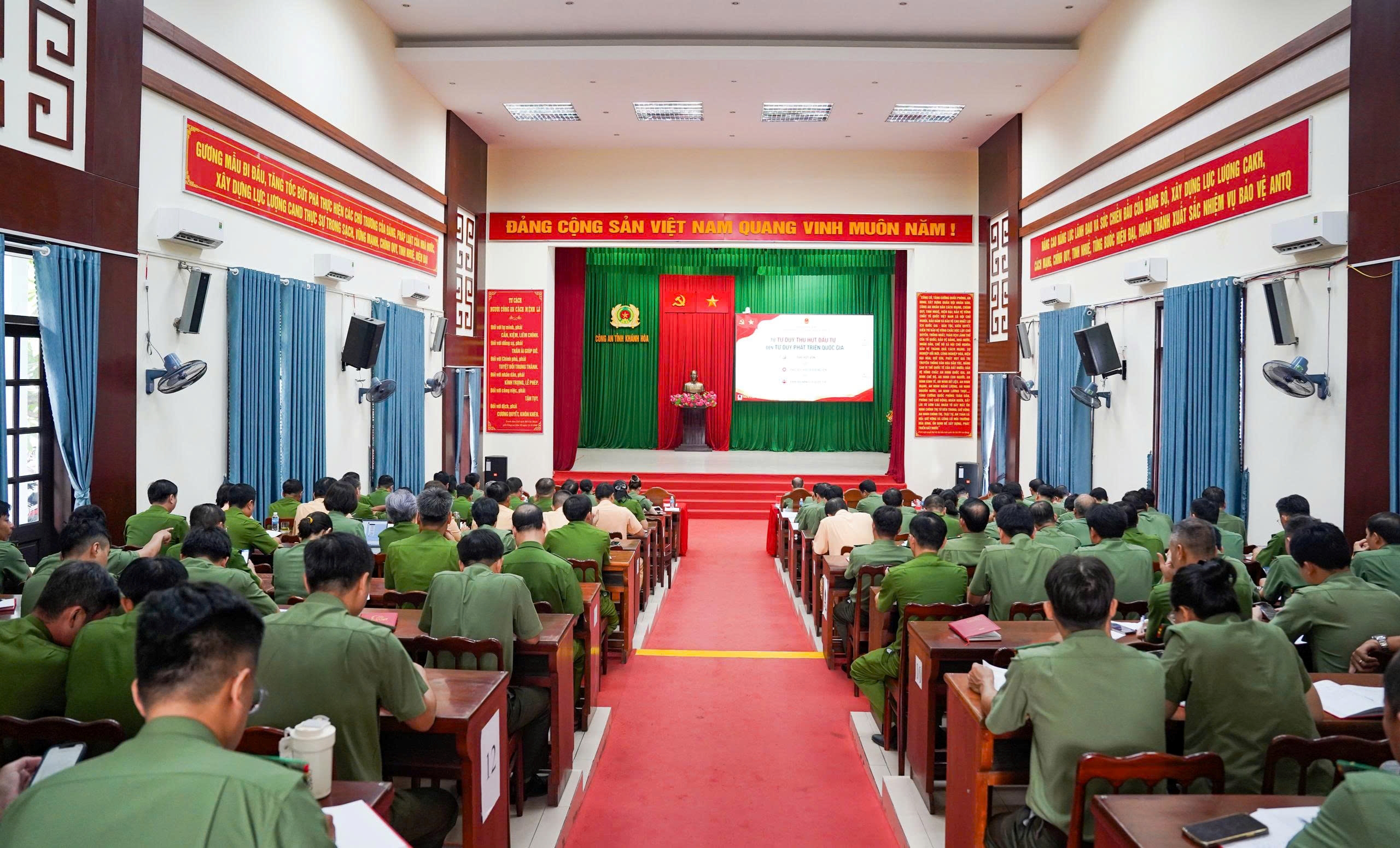 Công an tỉnh Khánh Hòa tham dự Hội nghị toàn quốc học tập, quán triệt các nghị quyết của Bộ Chính trị