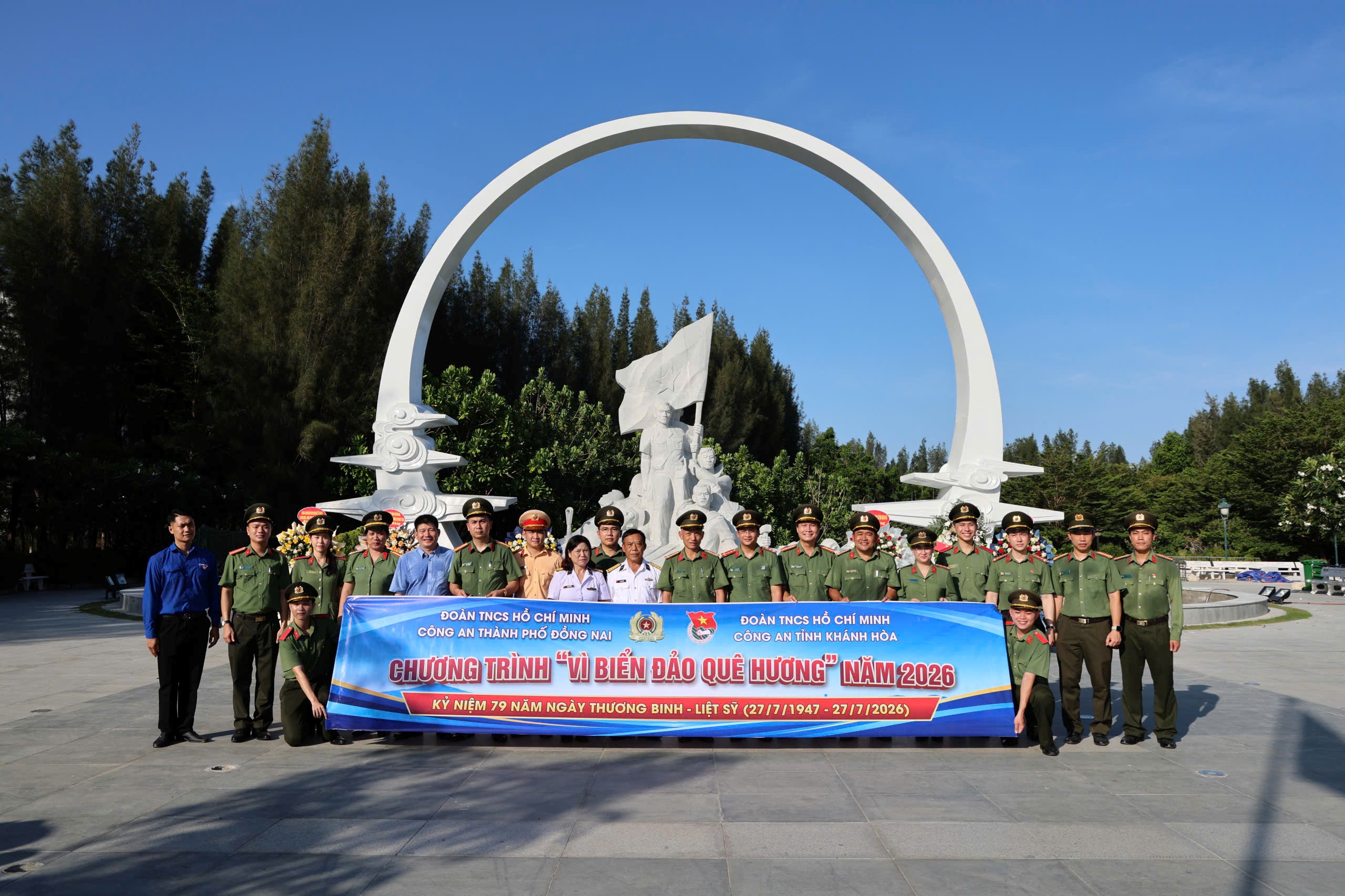 Đoàn Thanh niên Công an tỉnh Khánh Hòa dâng hương tại Khu tưởng niệm chiến sĩ Gạc Ma
