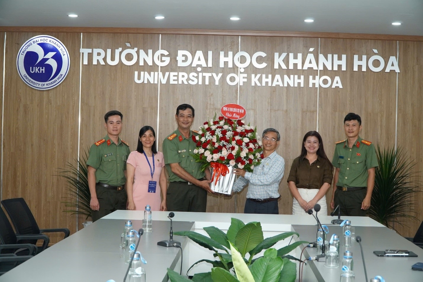 Phòng An ninh chính trị nội bộ thăm, chúc mừng nhân kỉ niệm 11 năm ngày thành lập Trường Đại học Khánh Hòa