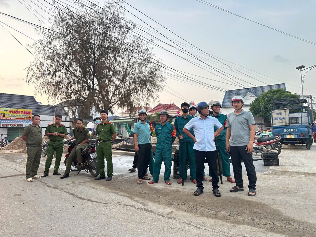 Công an xã Vạn Thắng ra quân xử lý tình trạng lấn, chiếm lòng, lề đường đảm bảo an toàn giao thông!!!