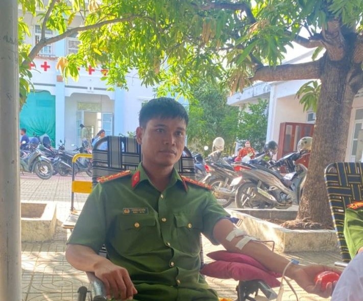 Cán bộ, chiến sĩ Công an xã Bác Ái Tây tích cực hưởng ứng  phong trào hiến máu tình nguyện