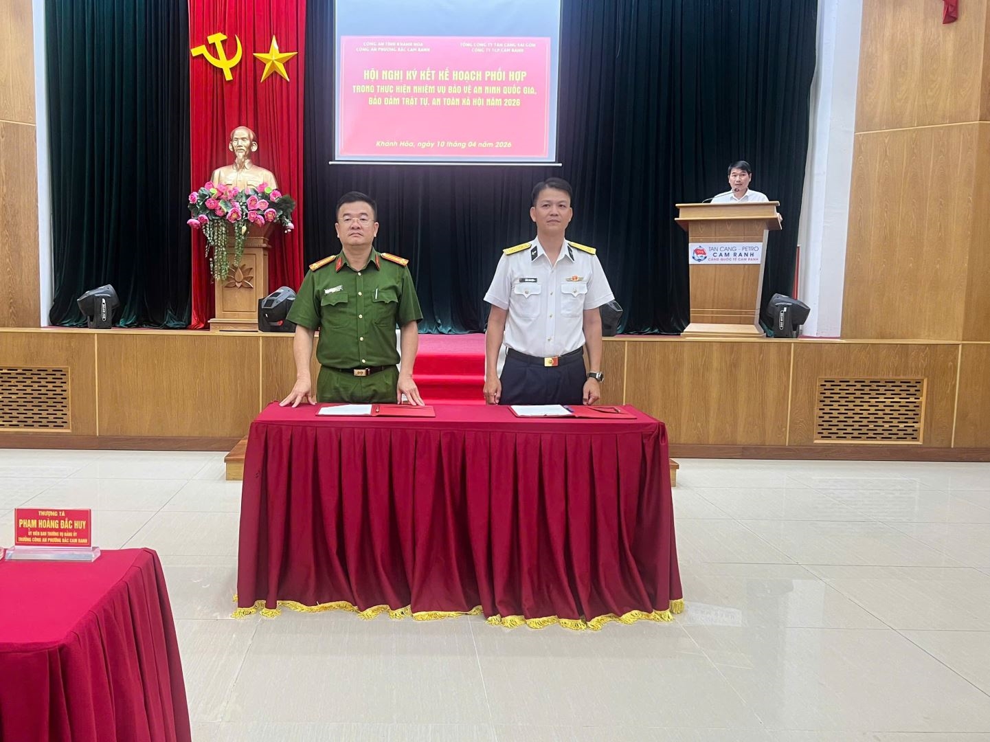 Lễ ký kết phối hợp bảo đảm an ninh, trật tự giữa Công an phường Bắc Cam Ranh với Công ty Tân cảng - Petro Cam Ranh