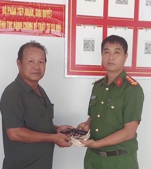 Công an xã Bắc Ninh Hoà tiếp nhận vũ khí do người dân tự nguyện giao nộp