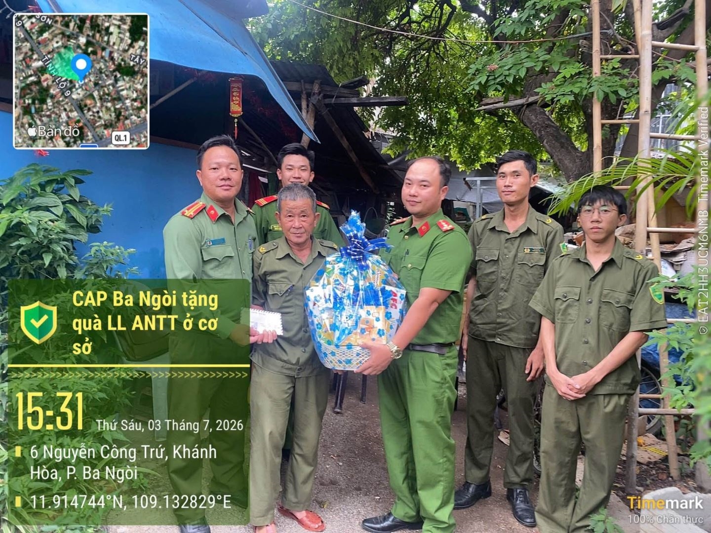 Công an phường Ba Ngòi, tỉnh Khánh Hòa thăm hỏi, động viên và tặng quà các thành viên tiêu biểu thuộc lực lượng tham gia bảo vệ an ninh, trật tự ở cơ sở trên địa bàn