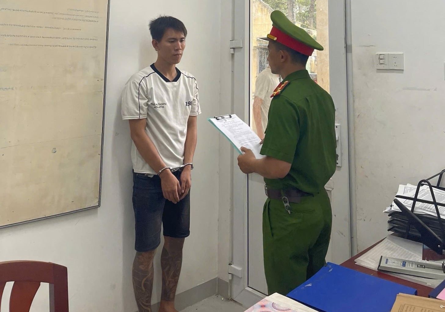 Công an phường Ba Ngòi thi hành lệnh bắt bị can để tạm giam về hành vi sử dụng trái phép chất ma túy