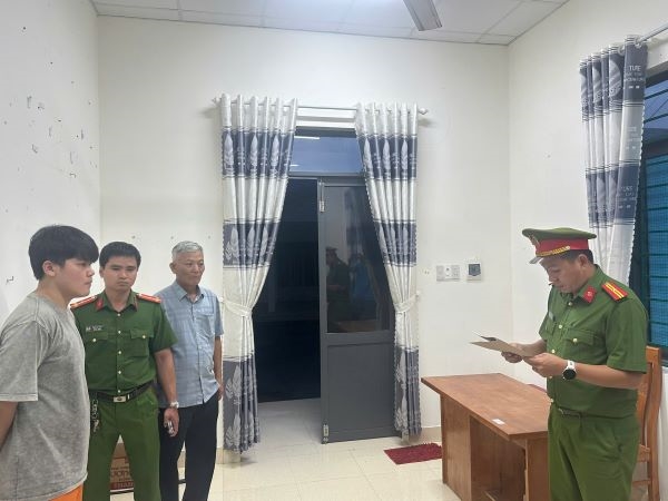 Công an xã Cam An thi hành lệnh bắt bị can để tạm giam đối tượng để điều tra về hành vi “Trộm cắp tài sản”