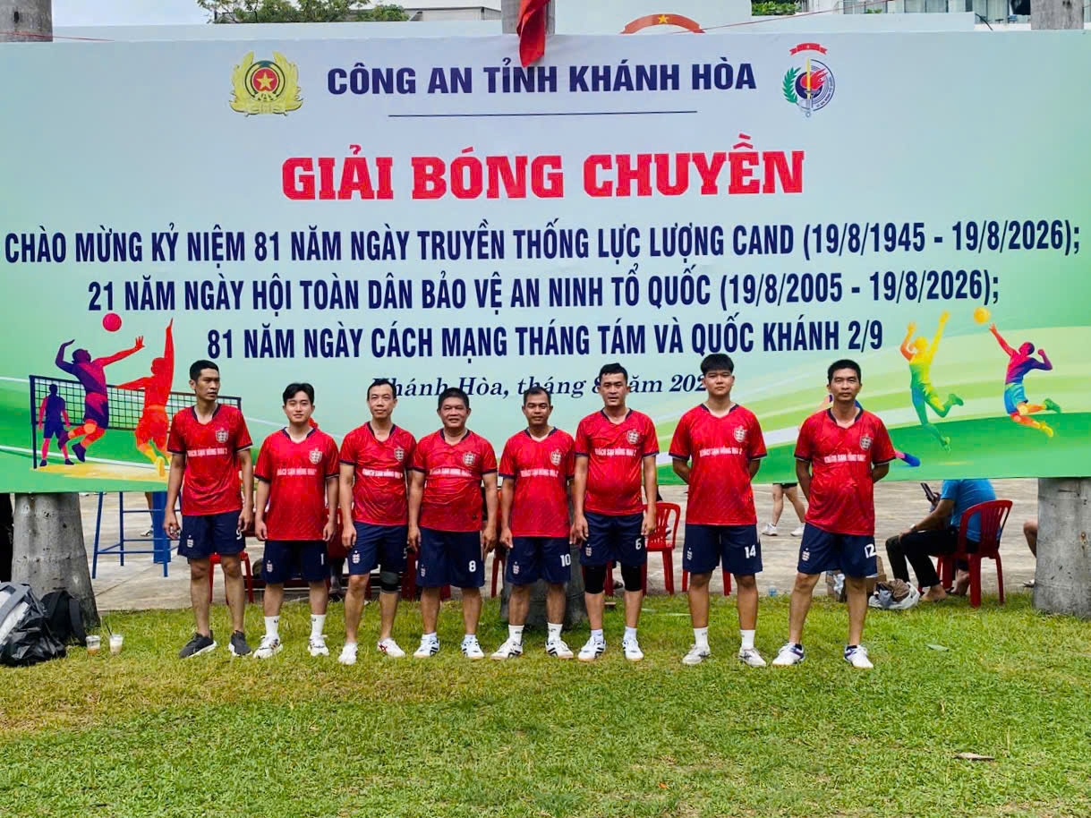 Kịch tính trên sân bóng, gắn kết tình đồng chí, đồng đội