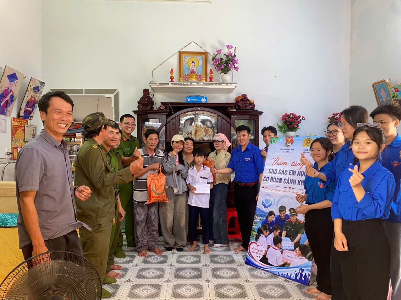 Tuổi trẻ Công an xã Cà Ná đồng hành cùng học sinh có hoàn cảnh khó khăn